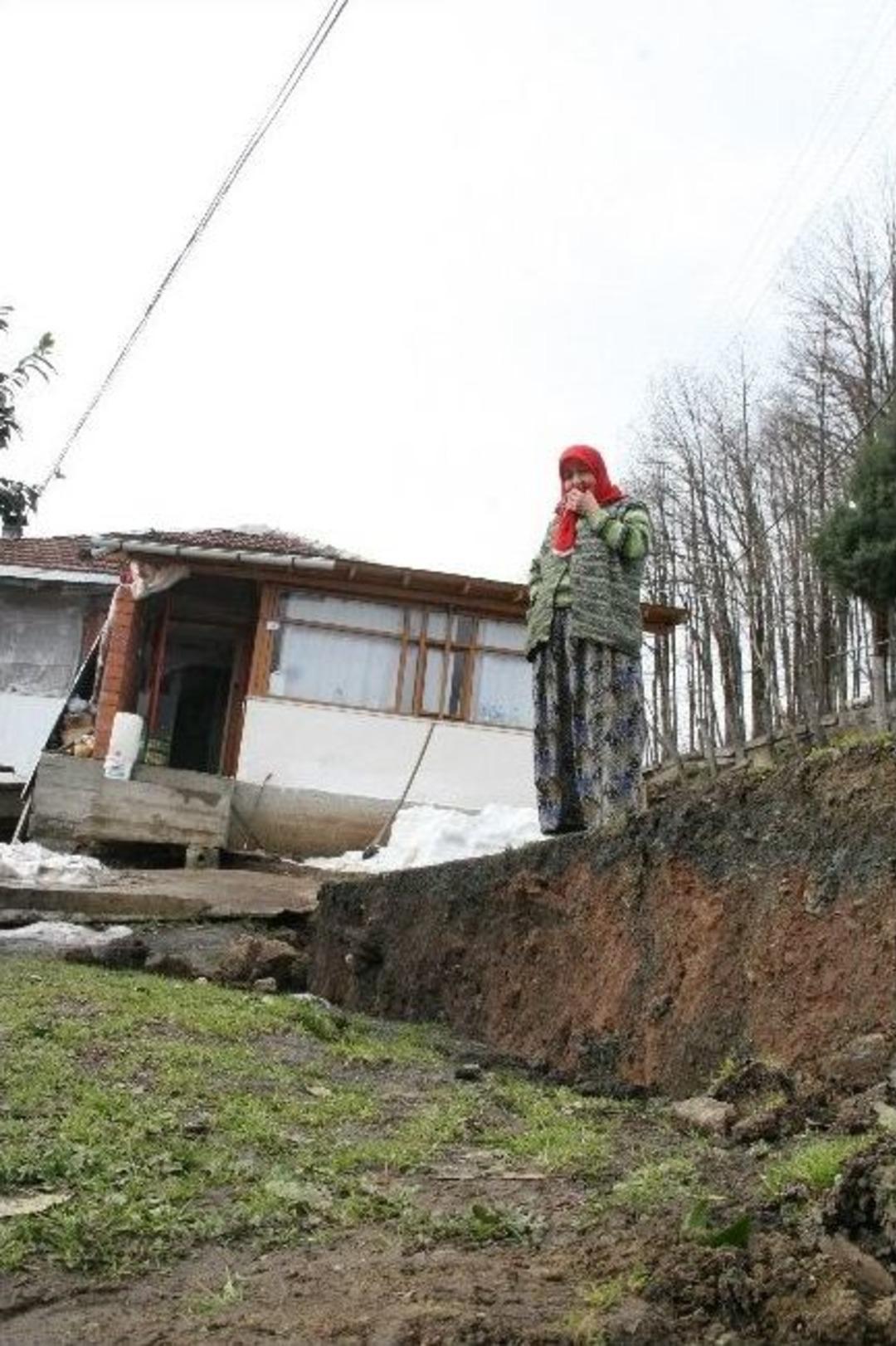 D&uuml;zce&rsquo;de Heyelan Nedeniyle Bir Ev Yıkılma Tehlikesi Altında