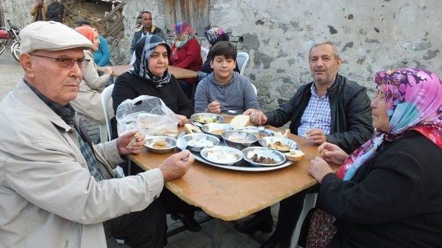 Burhaniye’de Düğünde 9 Çeşit Yemek İkram Edildi