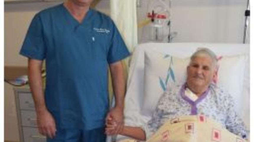 90 Yaşındaki Hastanın Tıkalı Şah Damarını Ameliyatla A&ccedil;tılar