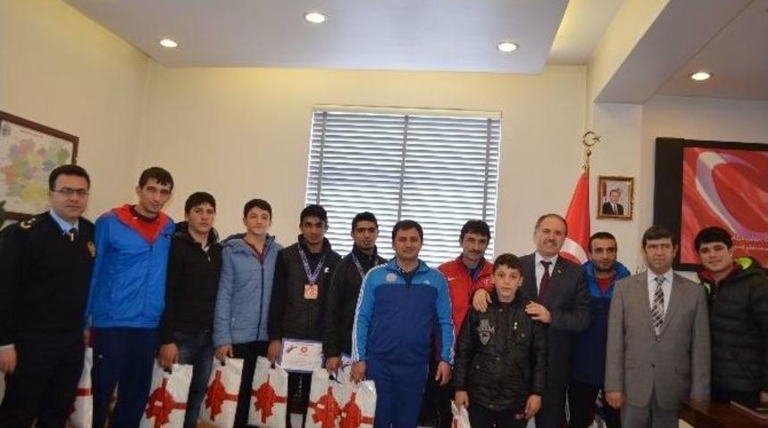 Kaymakam Katırcı Şampiyonları Ödüllendirdi