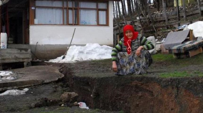 D&uuml;zce'de Heyelanda Bir Ev Hasar G&ouml;rd&uuml;