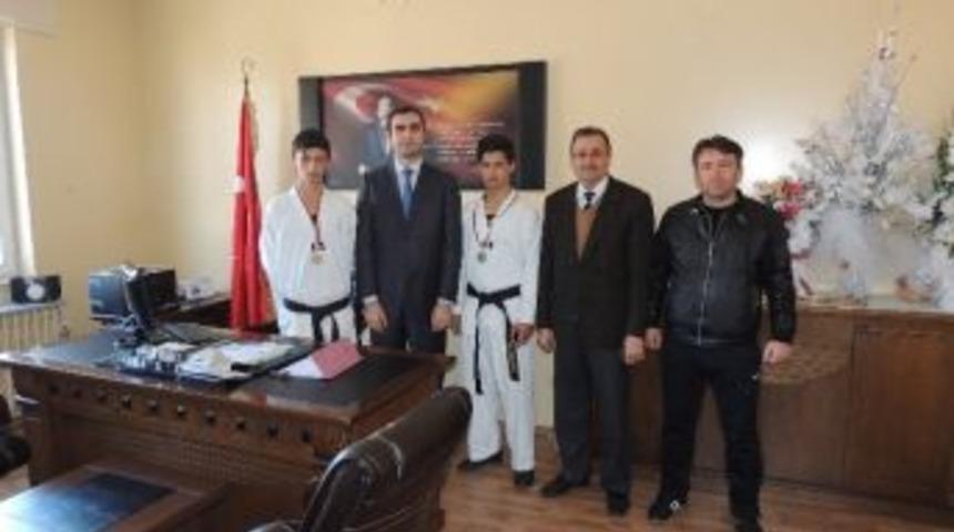 Kaymakam &Ouml;z&ccedil;elik Başarıyı &Ouml;d&uuml;llendirdi