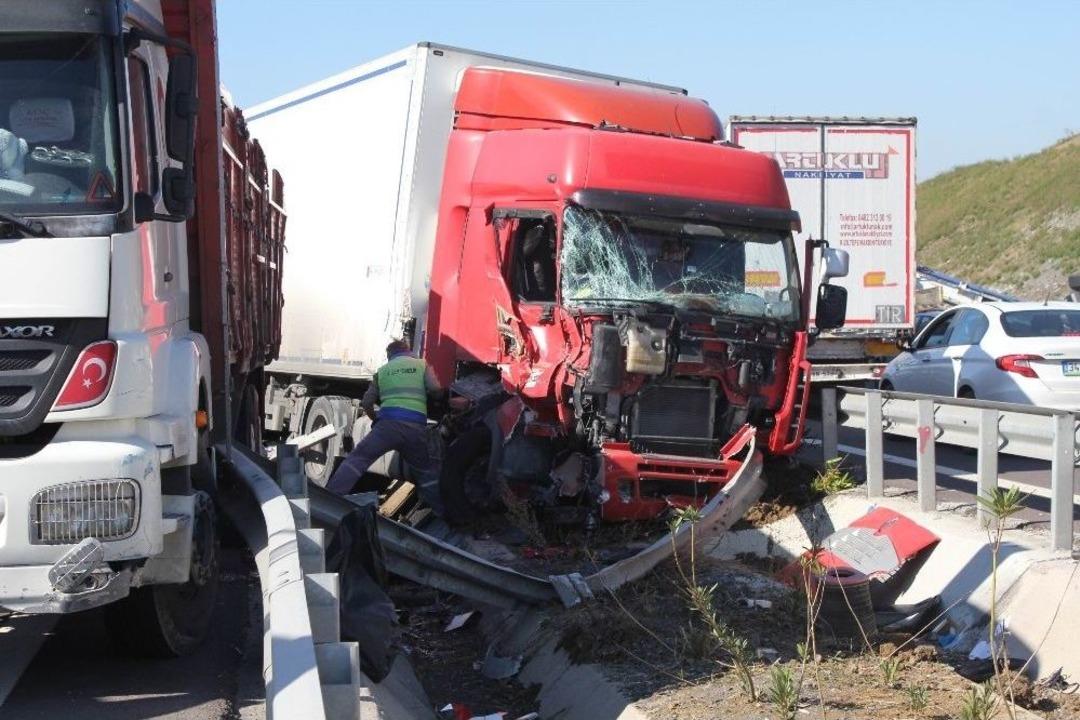 Kuzey Marmara Otoyolu&rsquo;nda Ortalık Savaş Alanına D&ouml;nd&uuml;: 1 &Ouml;l&uuml;, 2 Yaralı