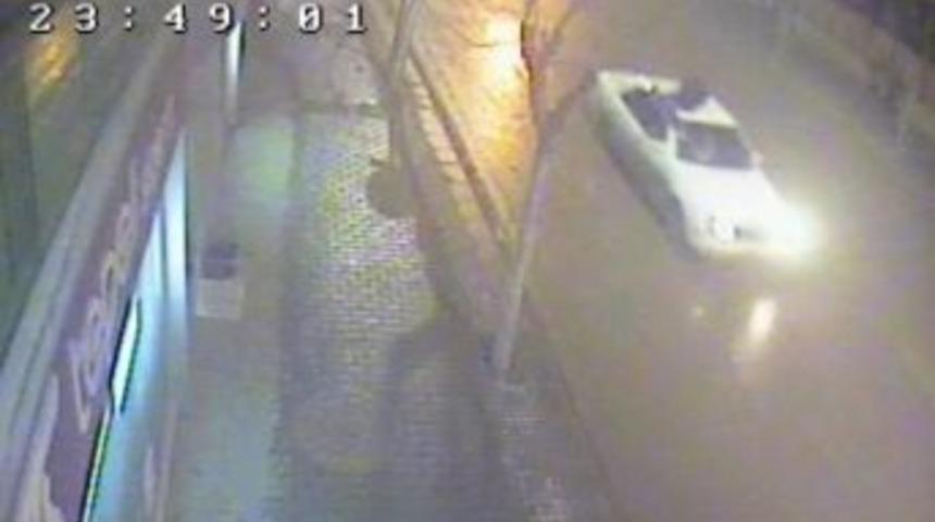 &Ccedil;arptığı Şahsı Tavanında G&ouml;t&uuml;ren Ara&ccedil; B&ouml;yle G&ouml;r&uuml;nt&uuml;lendi