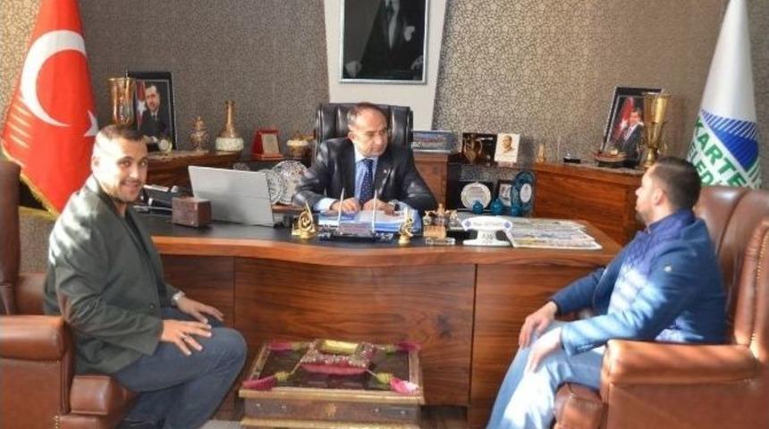 &Uuml;nl&uuml; Oyuncu &Uuml;mit Erdim&rsquo;den &Uuml;z&uuml;lmez&rsquo;e Ziyaret