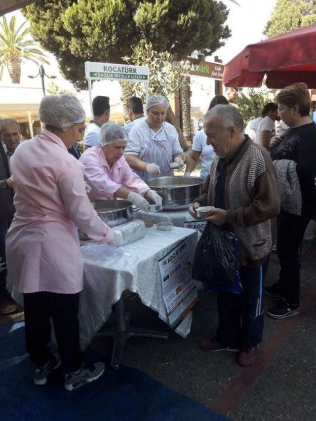 Özel Okul Öğrencileri Aşure Dağıttı