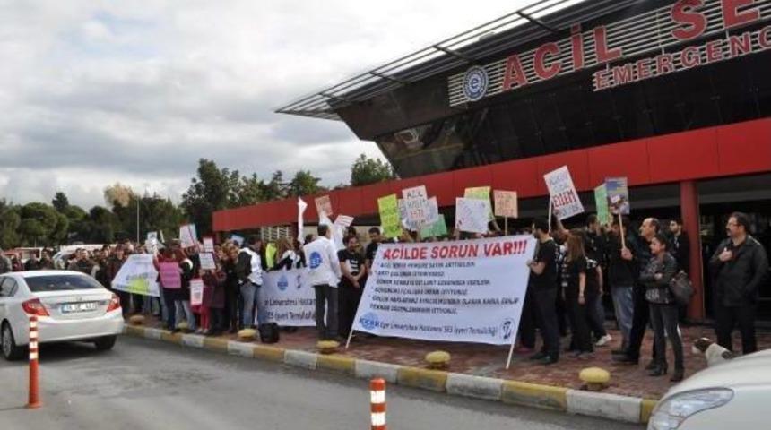 Hemşirelerden Acil Servis &Ouml;n&uuml;nde Eylem