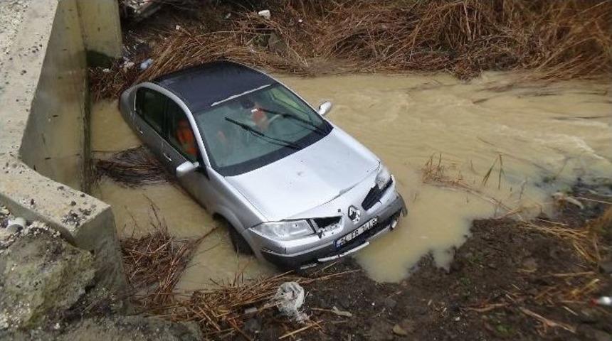 Otomobil Dere Yatağına U&ccedil;tu: 1 Yaralı