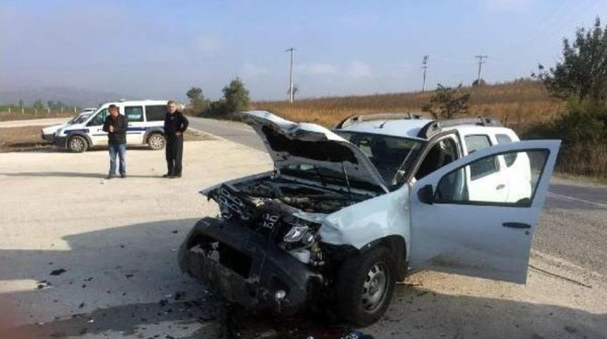 Otomobil Ile Cip &Ccedil;arpıştı: 1 &Ouml;l&uuml;, 2 Yaralı