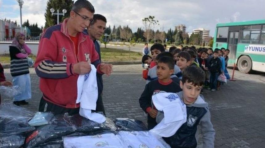 Yunusemre Belediyesi&rsquo;nden Geleceğin Y&uuml;z&uuml;c&uuml;lerine Malzeme Yardımı