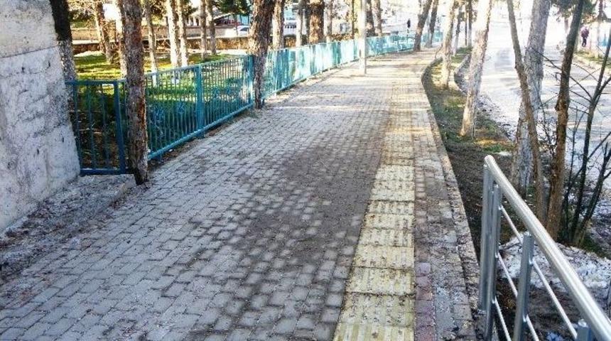 Bilecik Devlet Hastanesi&rsquo;nin Yaya Kaldırımların Kenarlarına Demir Korkuluklar Yapıldı