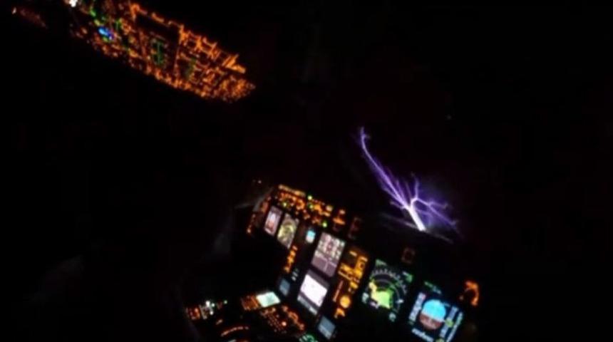 Pilot Şimşeklerin Arasından B&ouml;yle Ge&ccedil;ti