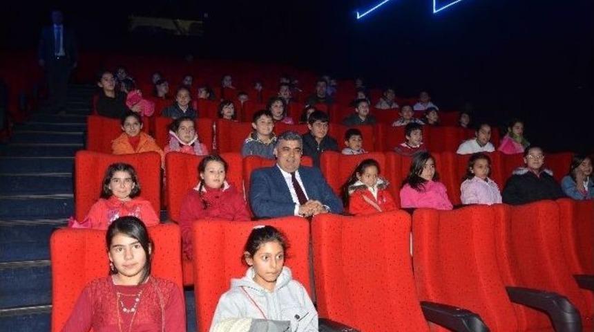 Başkan &Ouml;zg&uuml;ven &Ouml;ğrencilerle Sinemada Film İzledi