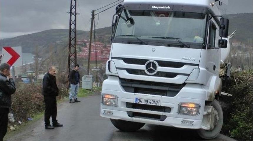 &Ccedil;imento Y&uuml;kl&uuml; Tır Yan Yattı