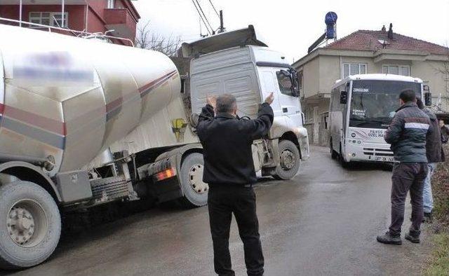 Çimento Yüklü Tır Yan Yattı