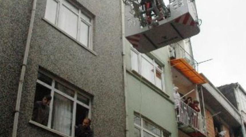 Yangında Mahsur Kalan 4 Kişi Kurtarıldı