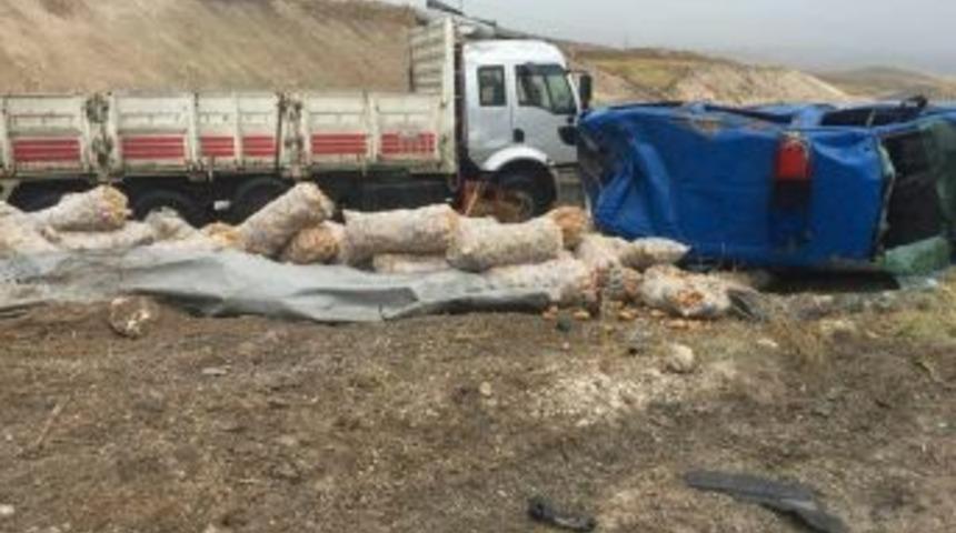 Kaza Soruşturması Yapan Jandarma Aracına Kamyon &Ccedil;arptı