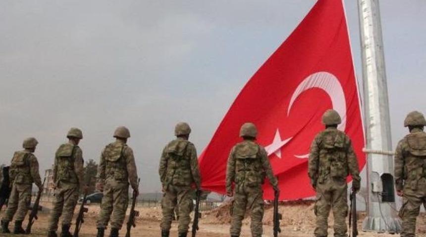 Kobani Sınırına Dev T&uuml;rk Bayrağı Asıldı