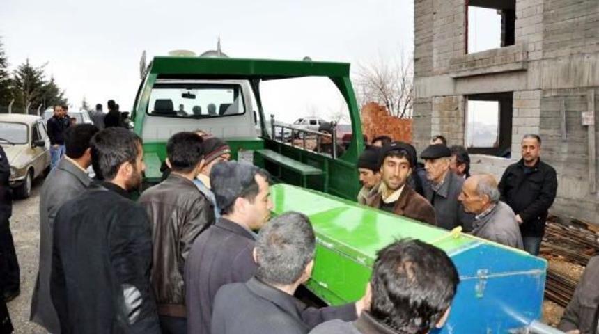 İnşaat Iş&ccedil;isi 5'inci Kattan D&uuml;şerek &Ouml;ld&uuml;