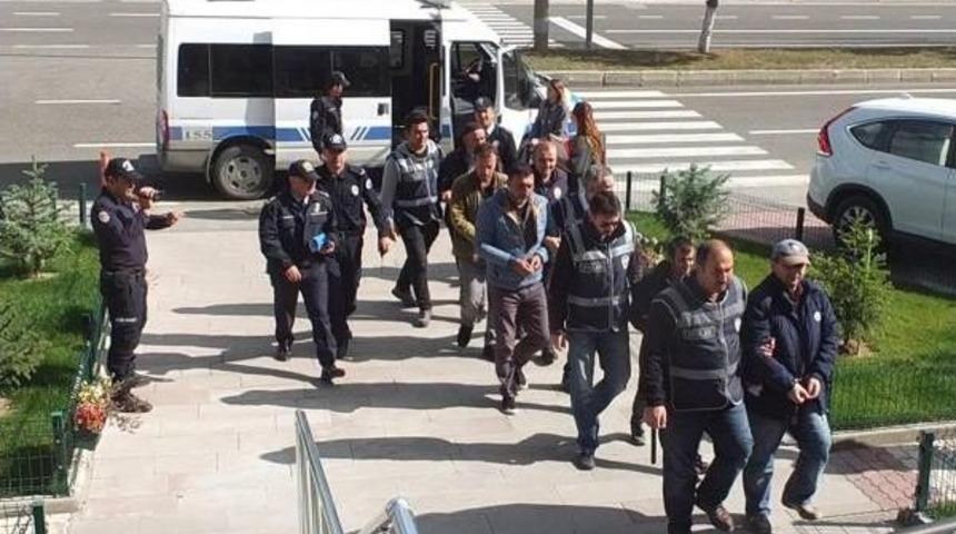 Boz&uuml;y&uuml;k'te G&ouml;zaltına Alınan Taraftarlar Adliyede