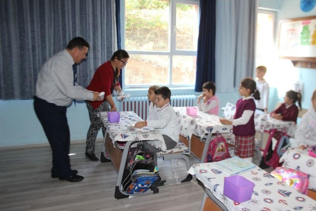 Osmangazi İlkokulu &Ouml;ğrencilerine Aşure İkramı