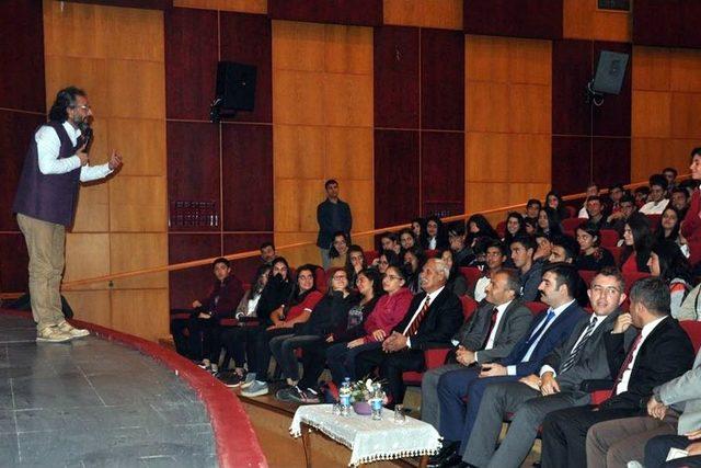 &Uuml;nl&uuml; Yazar Sinan Yağmur, Tunceli&rsquo;de &Ouml;ğrencilerle Buluştu 2