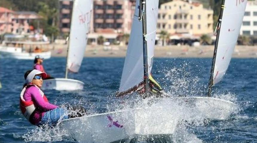 Yelkenler 'farkındalık' Için Denizde