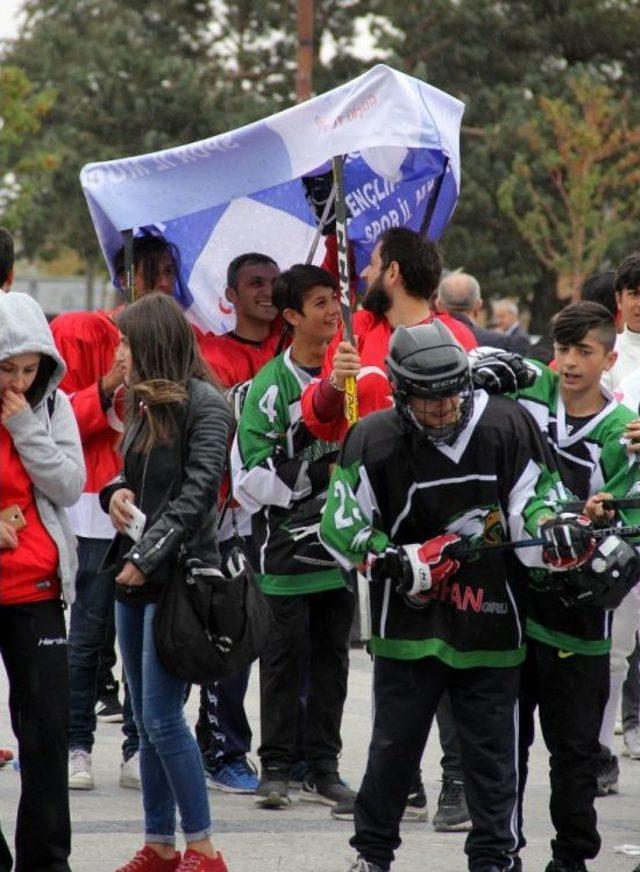 Erzurum’da Amatör Spor Haftası Kutlamaları Yağmur Nedeniyle Yarım Kaldı