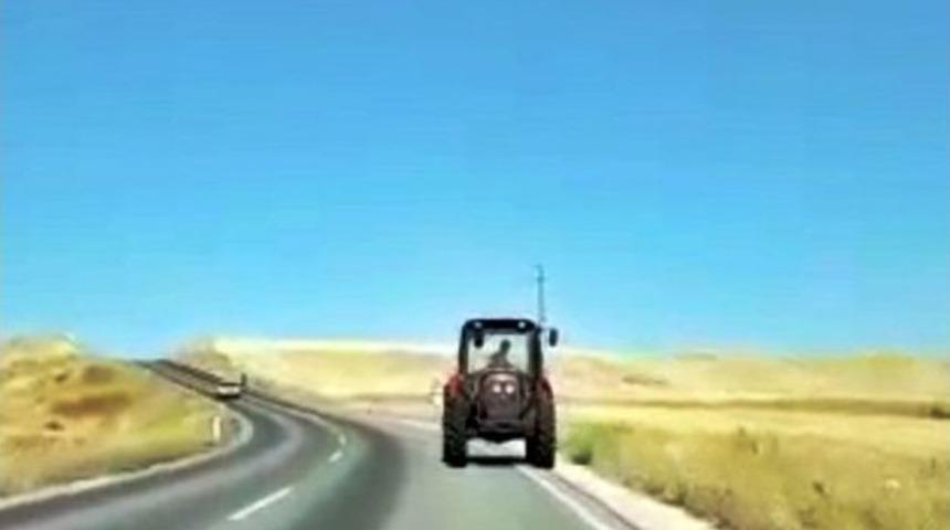 Anayolda Geri Geri İlerleyen Trakt&ouml;r Şaşkına &Ccedil;evirdi