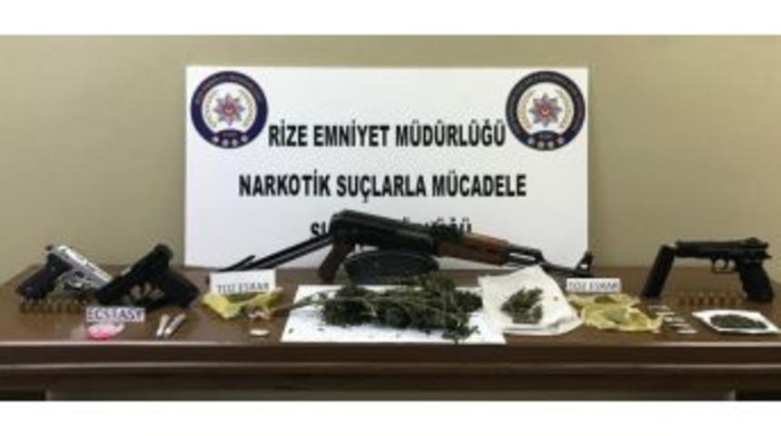 Rize&rsquo;de Polisin Şok Uygulamasında Bir Kaleşnikof Marka T&uuml;fek İle &rsquo;f&rsquo; Serisi 1 Dolarlık Banknot Yakalandı