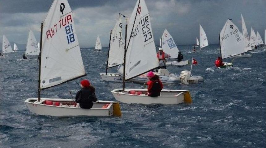 Optimistlerin M&uuml;cadelesi S&uuml;r&uuml;yor