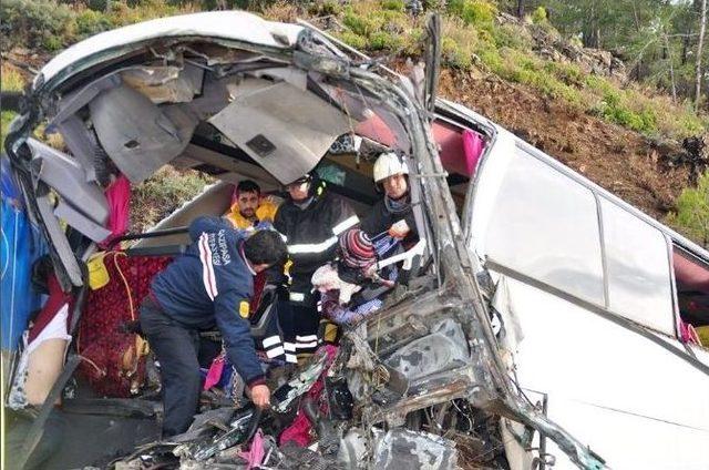 Mevsimlik İş&ccedil;ileri Taşıyan Otob&uuml;s Tır&rsquo;la &Ccedil;arpıştı: 5 &Ouml;l&uuml;, 30 Yaralı 1