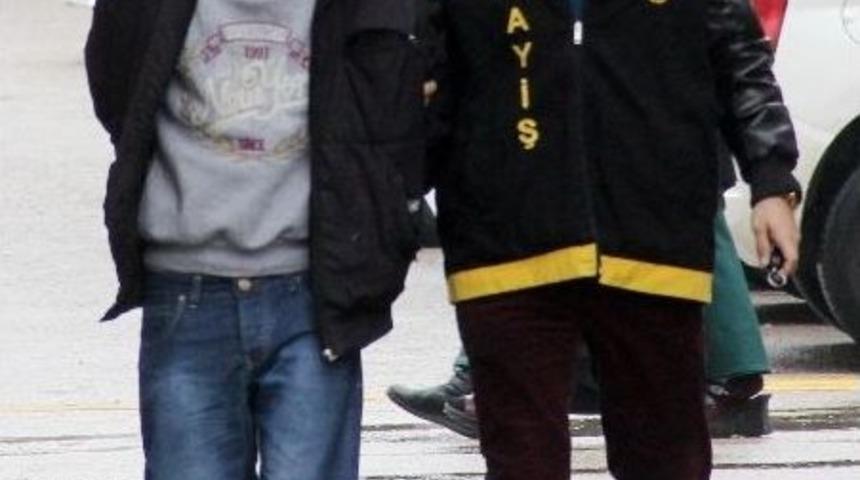 Saatini Sorduğu Kadını Gasp Etti