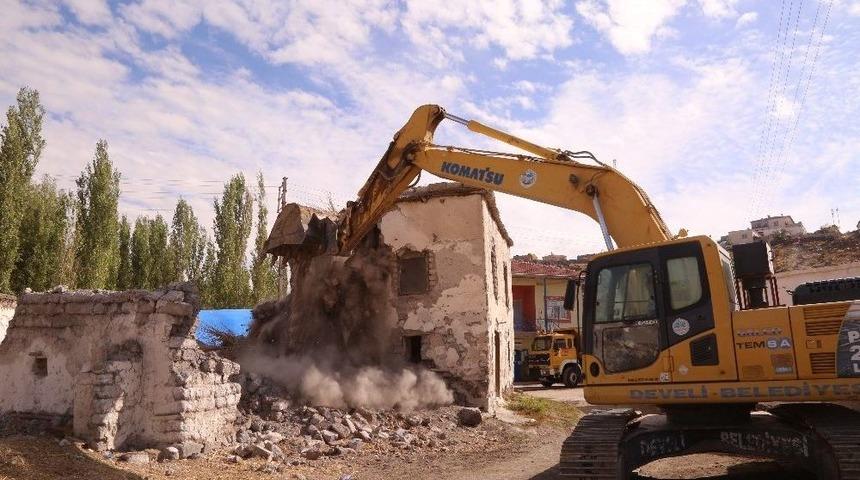 Soysallı Mahallesinde Metruk Ev Yıkım Çalışması