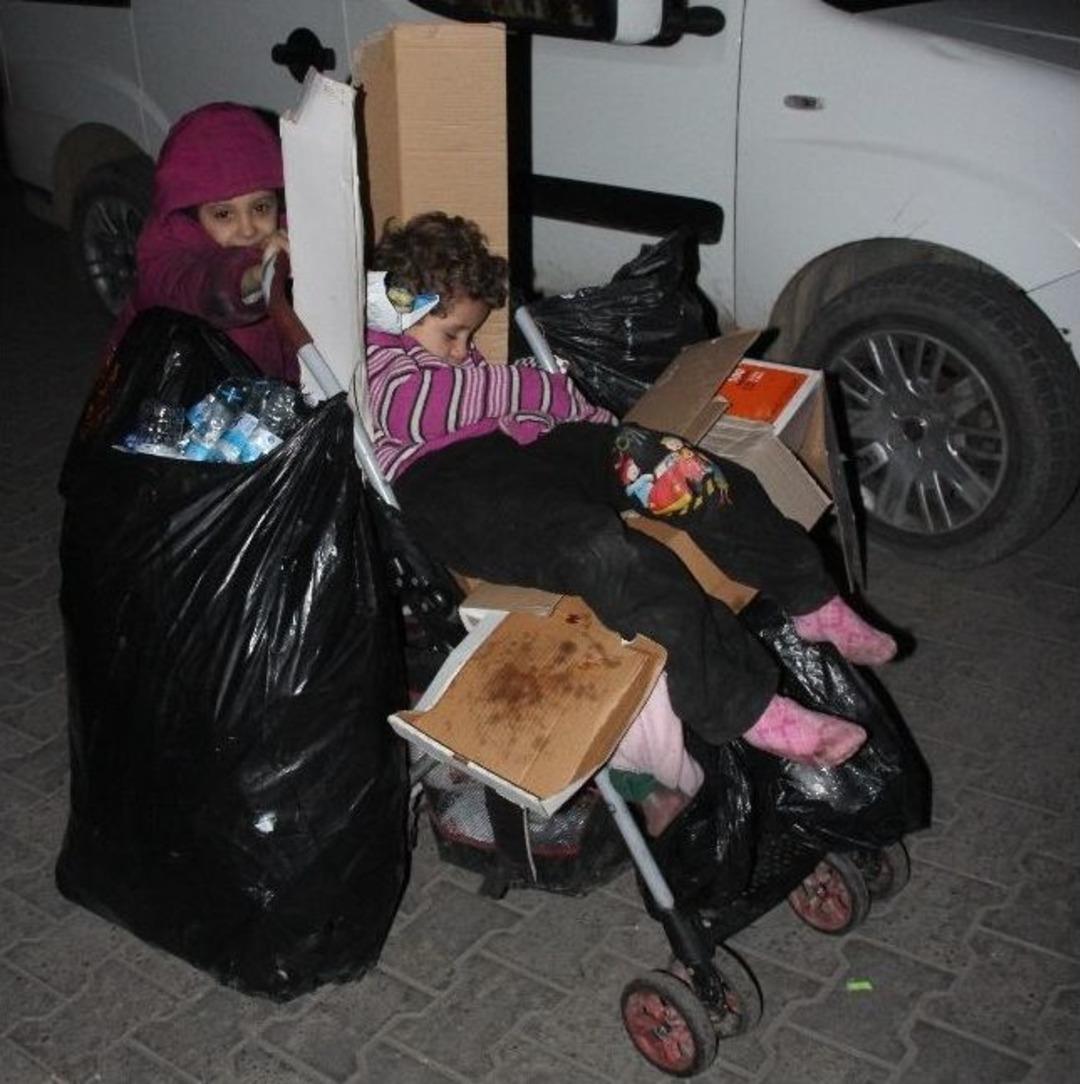 Annesinin Atık Kağıt Topladığı Pusette Uyudu