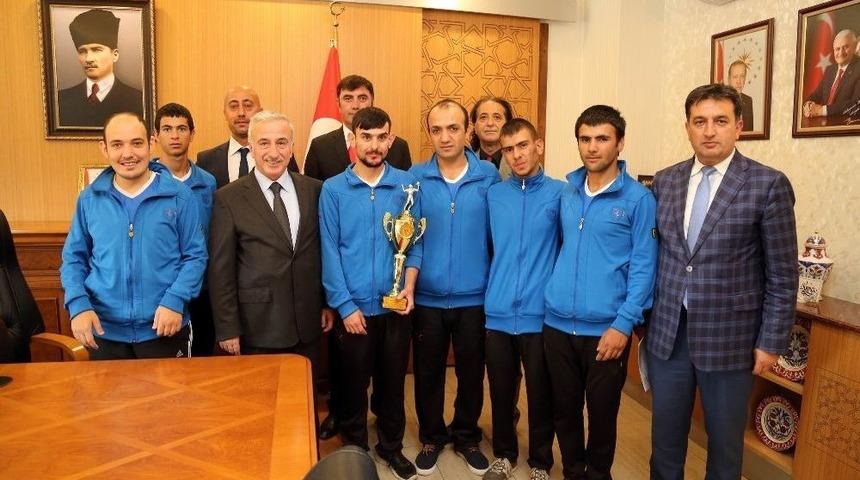 Vali Kam&ccedil;ı&rsquo;dan Engelli Sporculara &Ouml;d&uuml;l