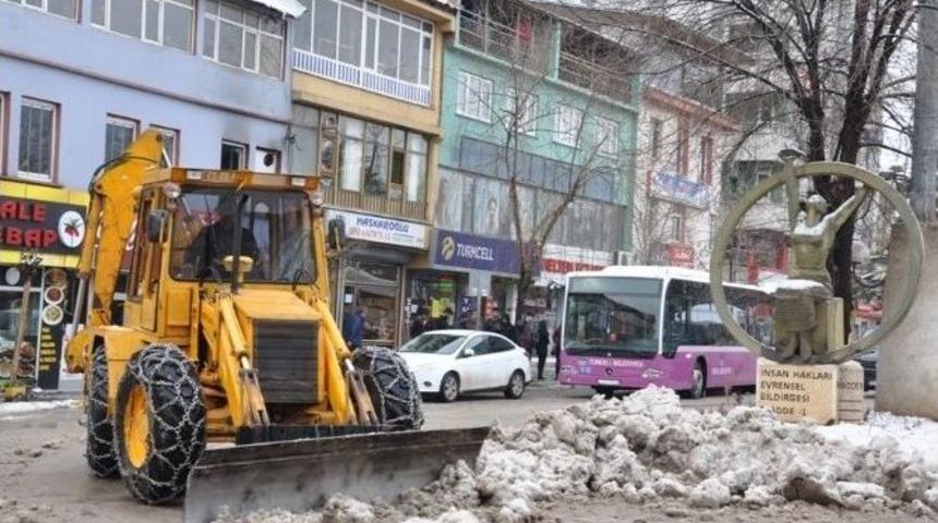 Tunceli Belediyesi&rsquo;nden Karla M&uuml;cadele &Ccedil;alışması