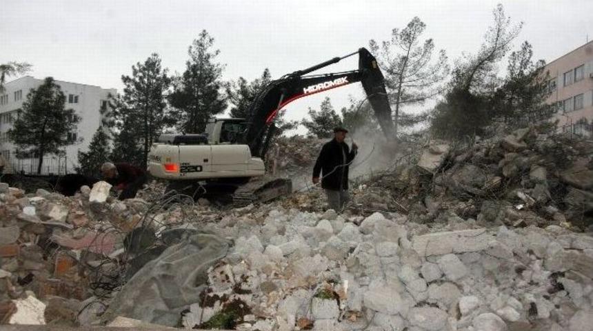 Tarihi Diyarbakırspor Kul&uuml;b&uuml; Binası Yıkıldı