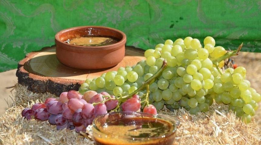 Sivrihisar&rsquo;ın Toprakla Mayalanan &Uuml;nl&uuml; &Uuml;z&uuml;m Pekmezi