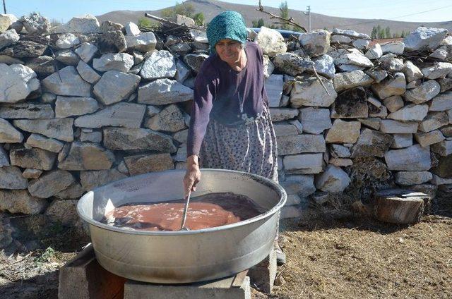 Sivrihisar’ın Toprakla Mayalanan Ünlü Üzüm Pekmezi