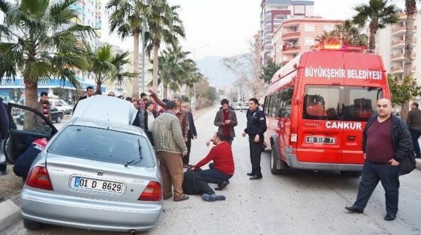 Otomobil Ağaca &Ccedil;arpıp Yan Yattı