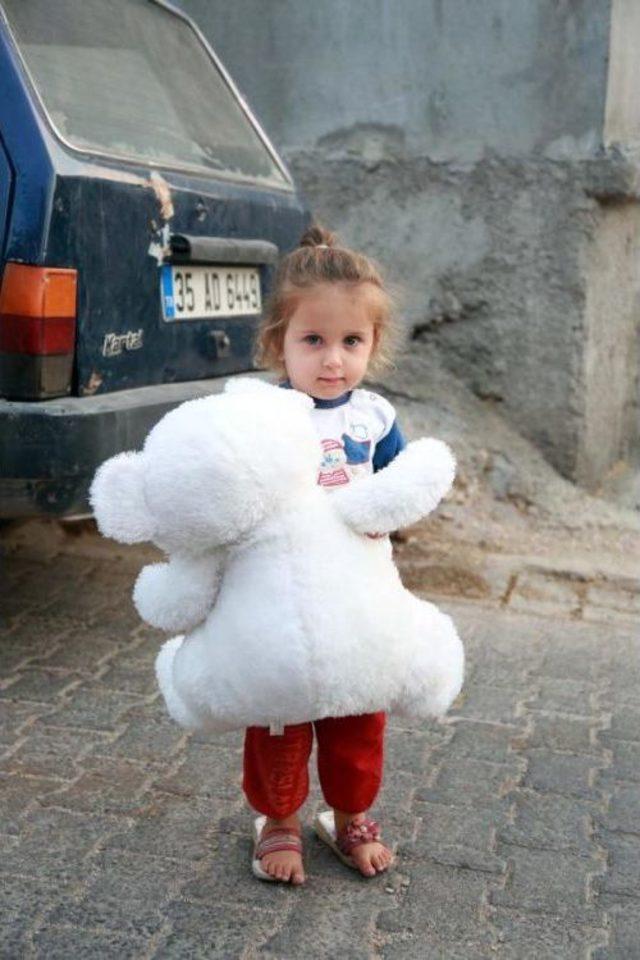 Diyarbakırlı Öğrencilerin Kumbarada Biriktirdiği Oyuncaklar, Köydeki Çocuklara Dağıtıldı