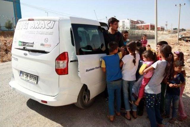 Diyarbakırlı Öğrencilerin Kumbarada Biriktirdiği Oyuncaklar, Köydeki Çocuklara Dağıtıldı