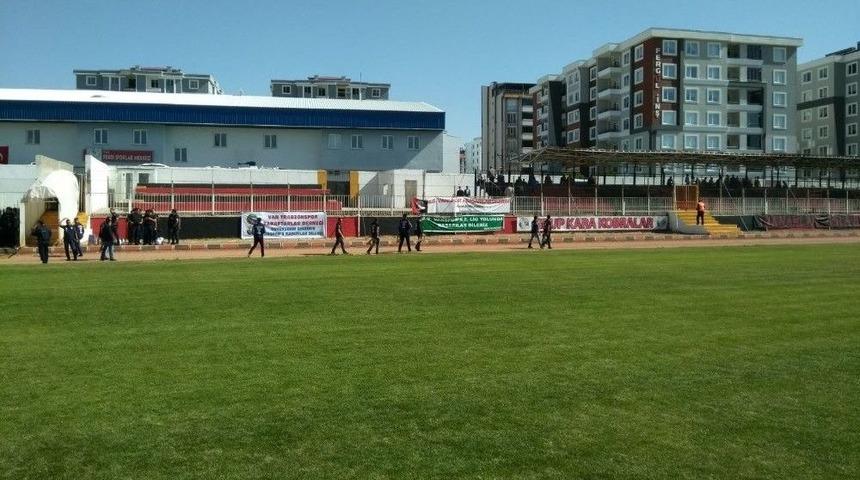 Van Trabzonspor Taraftarlar Derneği&rsquo;nden Van B&uuml;y&uuml;kşehir Belediyespor&rsquo;a Pankartlı Destek