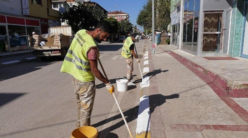 Başiskele&rsquo;de 70 Kilometrelik Yolun Kaldırım Bord&uuml;rleri Boyandı