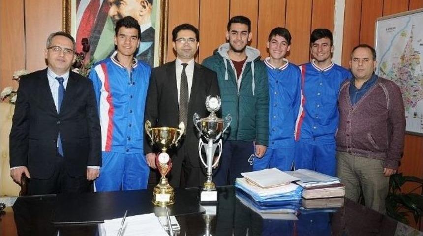 Batman Milli Eğitim M&uuml;d&uuml;r&uuml; &Ccedil;elik, B&ouml;lge Şampiyonu Gen&ccedil; Basket&ccedil;ileri Konuk Etti