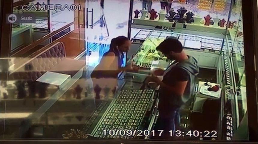 Kuyumcuya Sahte Altın Satmak İsterken Yakalandı