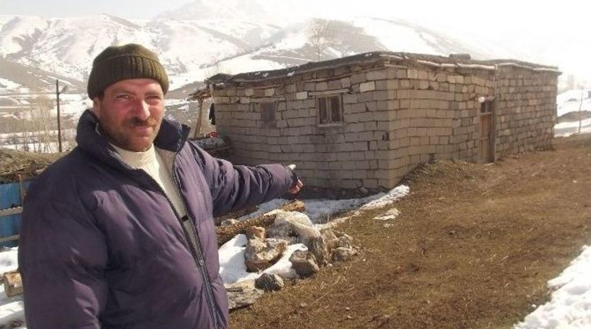 Duvarları Çatlayan Evde Yaşam Mücadelesi