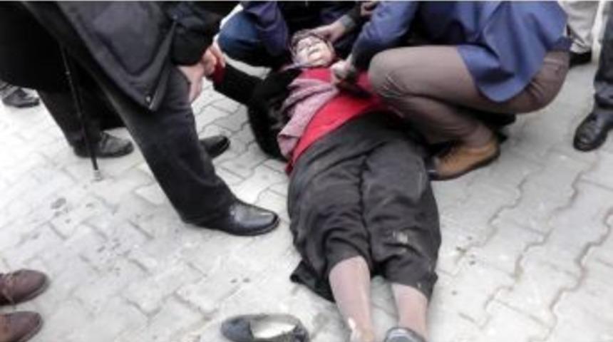 Geri Manevra Yapan Kamyonet Yayaya &Ccedil;arptı