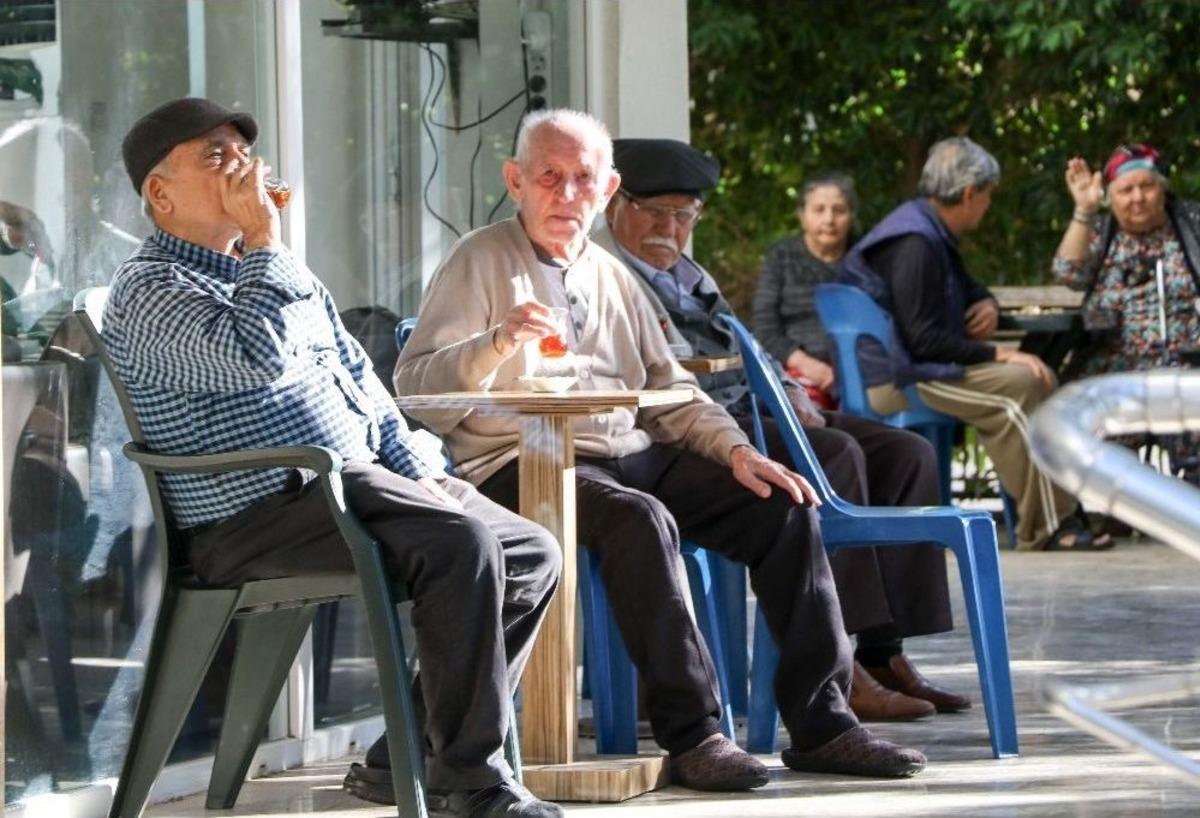Huzurevindeki Tatbikatı Ger&ccedil;ek Sanan Komşular İtfaiyeye Haber Verdi